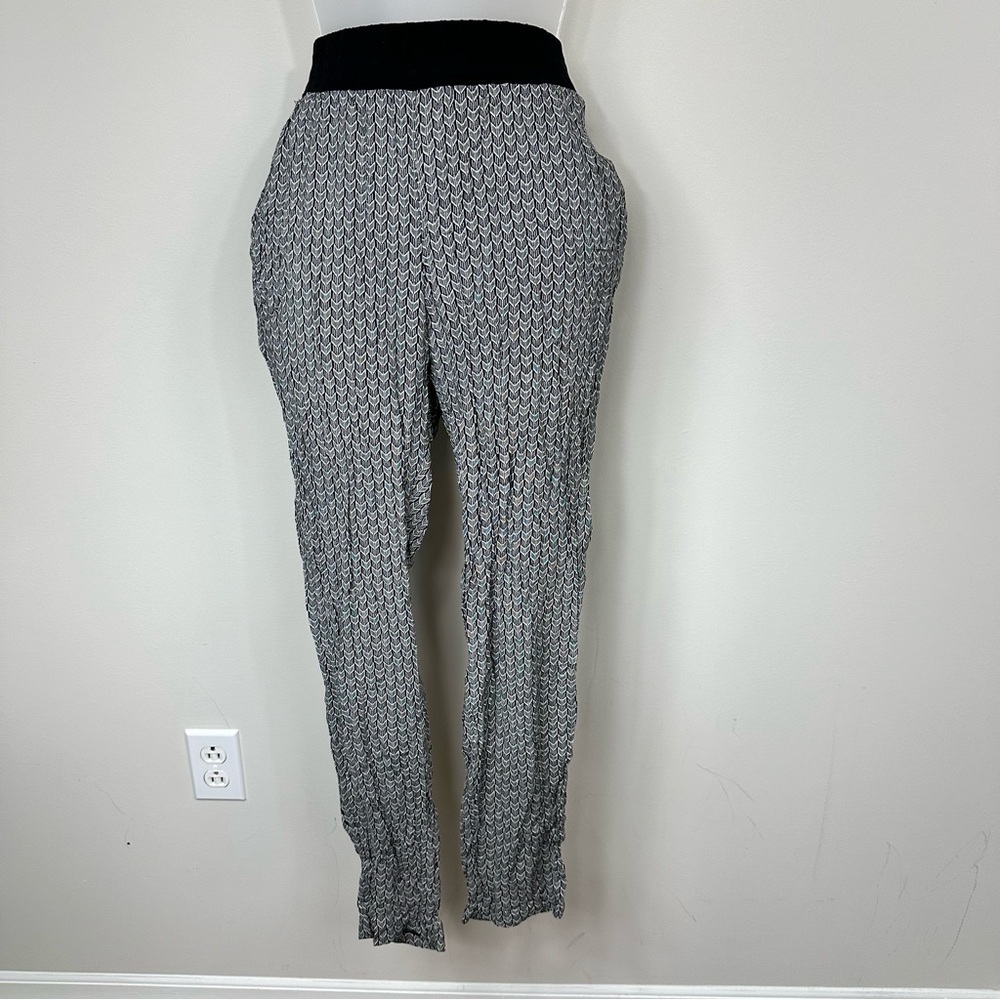 H&M Black & White Printed Pants in Size 10